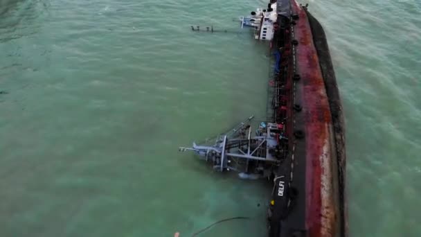 Odessa, Ucraina, 22 novembre 2019: Naufragio. La nave si schiantò vicino alla riva in mare. Cargo tanker. Porto. disastro ecologico fuoriuscita di petrolio e prodotti petroliferi. Trasporto marittimo aereo — Video Stock