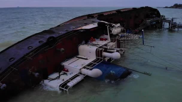 Odessa, Ucraina, 22 novembre 2019: Naufragio. La nave si schiantò vicino alla riva in mare. Cargo tanker. Porto. disastro ecologico fuoriuscita di petrolio e prodotti petroliferi. Trasporto marittimo aereo — Video Stock