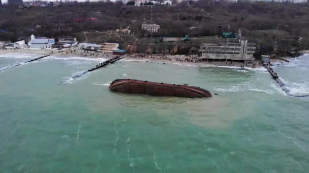 Odessa, Ucraina, 22 noiembrie 2019: Nava. Nava s-a prăbuşit lângă ţărm pe mare. Cisternă de marfă. Port. Dezastru ecologic deversare de petrol și produse petroliere. Transport maritim aerian — Videoclip de stoc