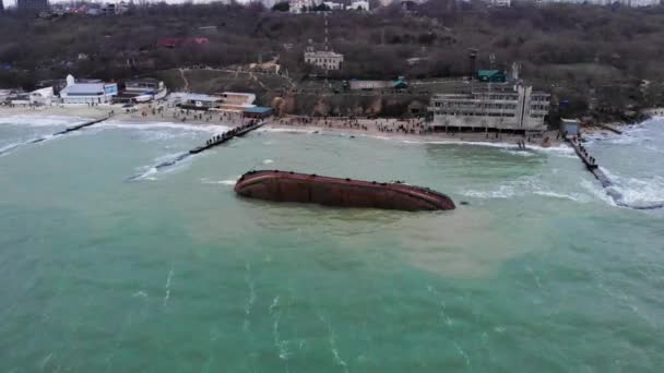 Odessa, Ucrânia, 22 de novembro de 2019: naufrágio. O navio caiu perto da costa no mar. Navio-tanque de carga. Porto. Desastre ecológico derramamento de óleo e produtos petrolíferos. Transporte aéreo marítimo — Vídeo de Stock