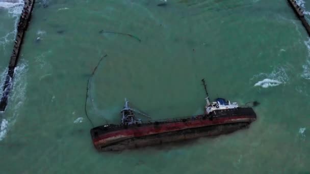 Odessa, Ukraina, 22 listopada 2019: Wrak statku. Statek rozbił się nad brzegiem morza. Tankowiec. W lewo. Katastrofa ekologiczna wyciek ropy i produktów naftowych. Lotnictwo transportu morskiego — Wideo stockowe