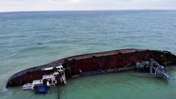 Odessa, Ucrânia, 22 de novembro de 2019: naufrágio. O navio caiu perto da costa no mar. Navio-tanque de carga. Porto. Desastre ecológico derramamento de óleo e produtos petrolíferos. Transporte aéreo marítimo — Vídeo de Stock