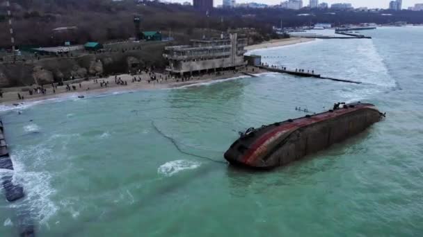 Odessa, Ucrania, 22 de noviembre de 2019: Naufragio. El barco se estrelló cerca de la orilla en el mar. Petrolero de carga. Oporto. Derrame ecológico de petróleo y productos petrolíferos. Transporte marítimo aéreo — Vídeos de Stock