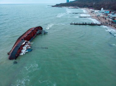 Odessa, Ukrayna, 22 Kasım 2019, Batık. Gemi denizde kıyıya yakın yere çakıldı. Kargo tankeri. İskele. Ekolojik felaket petrol sızıntısı ve petrol ürünleri. Deniz taşımacılığı havası