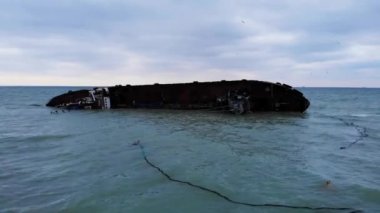 Odessa, Ukrayna, 22 Kasım 2019, Batık. Gemi denizde kıyıya yakın yere çakıldı. Kargo tankeri. İskele. Ekolojik felaket petrol sızıntısı ve petrol ürünleri. Deniz taşımacılığı havası