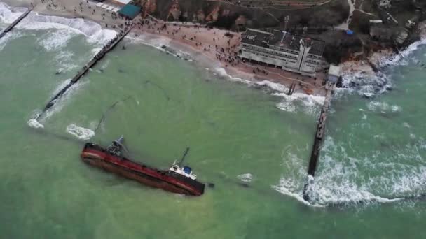 Odessa, Oekraïne, 22 november 2019: Schipbreuk. Het schip stortte neer bij de kust op zee. Vrachttanker. Aan bakboord. Ecologische ramp olieramp en olieproducten. Luchtvervoer over zee — Stockvideo