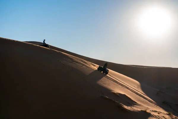 Avt quadrocycle op Zandduinen van Erg Chebbi in de Sahara woestijn, Marokko — Stockfoto