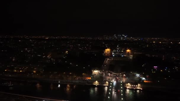 Паризька міська панорама вночі. Музей Лувр. Вид з повітря. Вогні міста та вулиці з автомобільним рухом.. — стокове відео