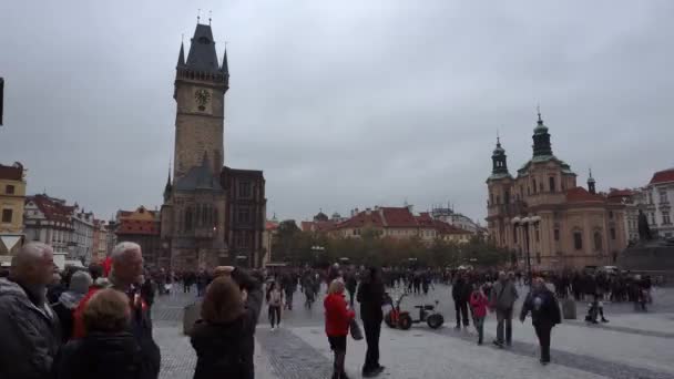 Prag, Tjeckien - November 2019: Tiden förflutit av Prag Gamla stans torg, Orloj torn, turister som besöker och tar bilder. — Stockvideo