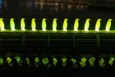Prag 'da modern Parlayan Sanat İnşaatı. Geceleri suya yansıyan limon renginde penguenler.
