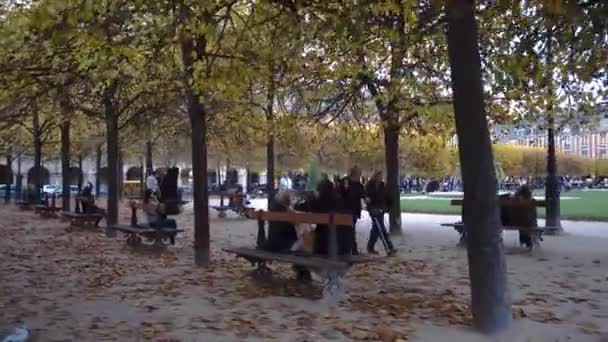 Paryż, Francja - październik 2019: Plac Historyczny jesienią. Place des Vosges w Paryżu. Francja. — Wideo stockowe
