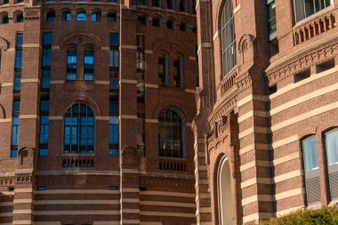 Viyana, Avusturya - Ekim 2019: Viyana, Avusturya 'daki Gasometer Binaları eski doğal gaz depolama tesisleridir ve konut binalarına dönüştürülmüştür