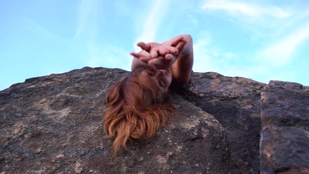 Sportieve vrouw beoefenen yoga en gymnastiek oefeningen op berg klif met prachtige landschap ob achtergrond. Een gezonde levensstijl. actief extreem. — Stockvideo