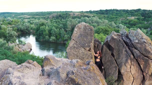 Sportos nő mászik hegyi szikla gyönyörű táj ob háttér. Egészséges életmód. aktív szélsőséges. — Stock videók