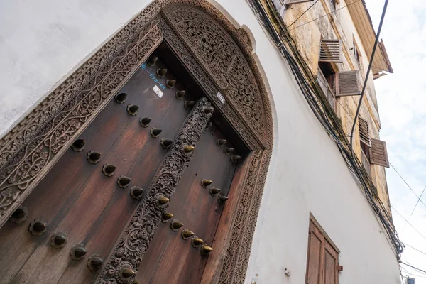 Παραδοσιακά σκαλιστά ξύλινη πόρτα σε Stone Town, Ζανζιβάρη — Φωτογραφία Αρχείου