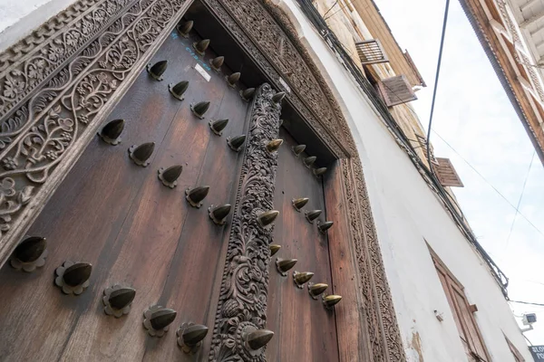 Традиционная деревянная дверь в Стоун-Тауне, Занзибар — стоковое фото