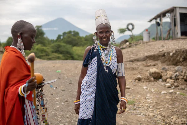 TANZÂNIA, MASAI VILLAGE - JANEIRO 2020: Retrato de mulheres Maasai na aldeia nativa de Masai Engare Sero, na costa do Lago Natron, no distrito de Arusha — Fotografia de Stock