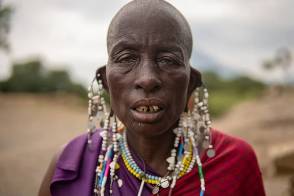 TANZÂNIA, MASAI VILLAGE - JANEIRO 2020: Retrato de mulheres Maasai na aldeia nativa de Masai Engare Sero, na costa do Lago Natron, em Maas=, distrito de Arusha — Fotografia de Stock
