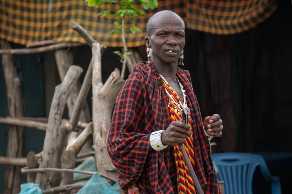 TANZÂNIA, MASAI VILLAGE - JANEIRO 2020: Retrato do homem Maasai na aldeia nativa de Masai Engare Sero, na costa do Lago Natron, em Maasétia, distrito de Arusha — Fotografia de Stock