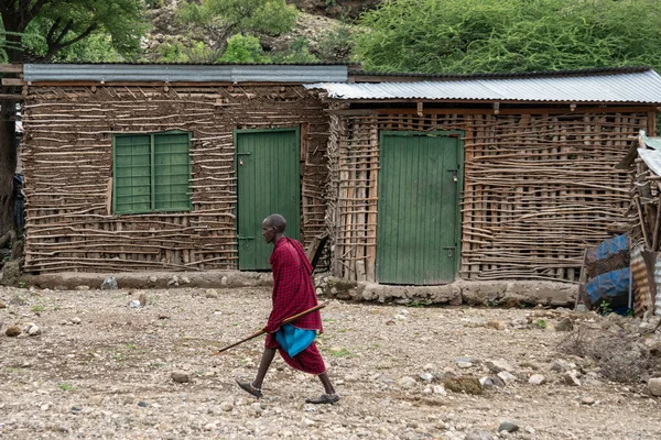 TANZANIA, VILLAGE MASAI - ENERO 2020: personas en la aldea masai nativa Engare Sero en la costa del lago Natron en Maasailand, distrito de Arusha — Foto de Stock