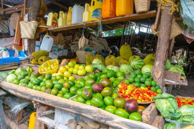 Arusha bölgesi: Ngorongoro yakınlarındaki Mto Wa Mbu 'daki yerli pazarında farklı meyve ve hasır yemekleri olan meyveler