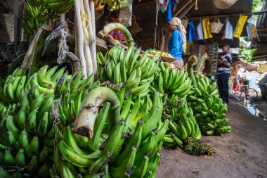 Arusha bölgesi: Ngorongoro yakınlarındaki Mto Wa Mbu 'daki yerli pazarında farklı meyve ve hasır yemekleri olan meyveler