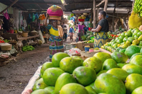 ARUSHA, TANZANIA - 25 DE NOVIEMBRE: Mercado Nativo en Mto Wa Mbu cerca de la zona de concertación de Ngorongoro con diferentes frutas y platos de mimbre — Foto de Stock