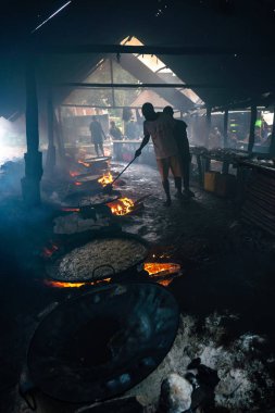 Bagamoyo sokaklarında balık kızartıyorlar. Yerel halk Bagamoyo, Tanzanya, Doğu Afrika 'daki yerel balık pazarında balık kızartıyor