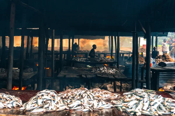 Ryby smażą się na ulicach Bagamoyo. Miejscowi ludzie smażą ryby na lokalnym targu rybnym w Bagamoyo, Tanzanii, Afryce Wschodniej — Zdjęcie stockowe