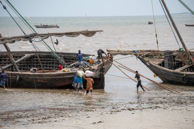 Bagamoyo, Tanzanya - Ocak 2020: Büyük teknede yerel halk balıkçılığı yapıyor. Dar Es Salaam yakınlarında tarihi Bagamoyo şehri