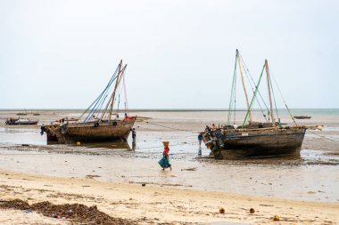 Bagamoyo, Tanzanya - Ocak 2020: Büyük teknede yerel halk balıkçılığı yapıyor. Dar Es Salaam yakınlarında tarihi Bagamoyo şehri