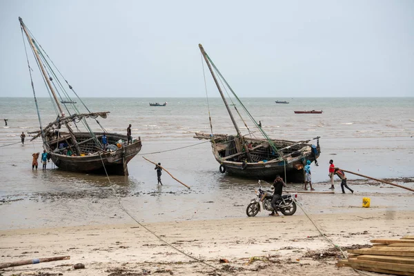 Bagamoyo, Tanzanie - leden 2020: místní rybáři na velké lodi dhow za odlivu. Historické Bagamoyo město v blízkosti Dar Es Salaam — Stock fotografie