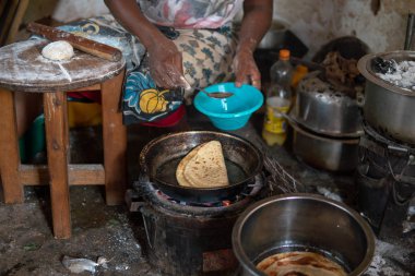 Afrika mutfağı. Ateşte pişirme Chapati - yerel yemek