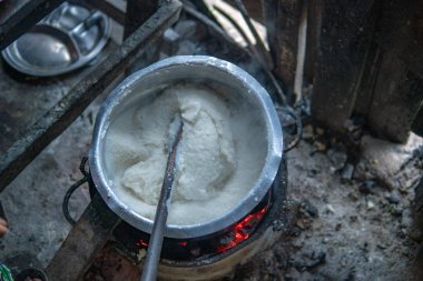 Afrika mutfağı. Ateşin üstünde yemek pişirmek Ugali - yerel yemek
