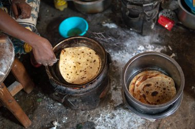 Afrika mutfağı. Ateşte pişirme Chapati - yerel yemek