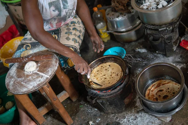 Cozinha africana básica. Cozinhar no fogo Chapati - comida local — Fotografia de Stock