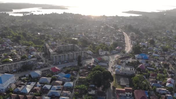 Flygfoto av Pemba ön, zanzibar skärgård. Wete stad vid solnedgången tid — Stockvideo