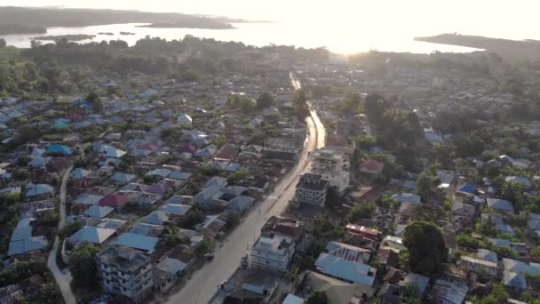 Luchtopname van Pemba eiland, zanzibar archipel. Wete stad bij zonsondergang — Stockvideo