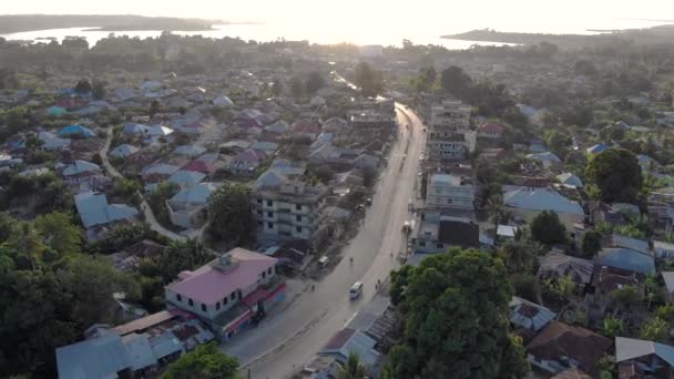Flygfoto av Pemba ön, zanzibar skärgård. Wete stad vid solnedgången tid — Stockvideo