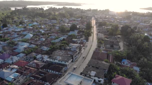 Foto aerea dell'isola di Pemba, arcipelago di Zanzibar. Wete città all'ora del tramonto — Video Stock