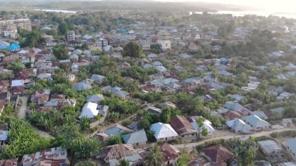 Fotografia aérea da ilha de Pemba, arquipélago de Zanzibar. Wete cidade ao pôr-do-sol — Vídeo de Stock