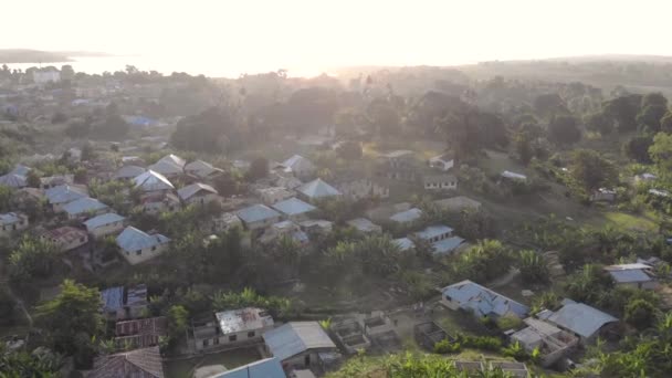 Légi felvétel Pemba szigetéről, Zanzibár szigetcsoport. Nedves város naplementekor — Stock videók