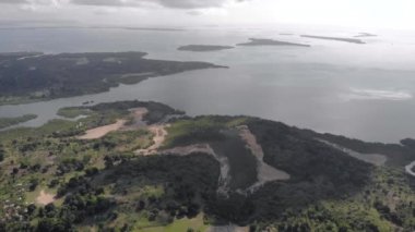 Zanzibar takımadasındaki Pemba adasındaki sahil şeridinin havadan görüntüsü. Özellikle bulutlu havada tepeler ve adalar.