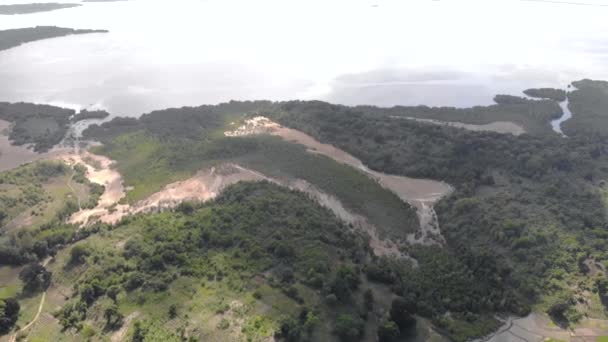 Letecký záběr na pobřeží ostrova Pemba, souostroví Zanzibar. Vrchy a ostrovy za obzvlášť zataženého počasí. — Stock video