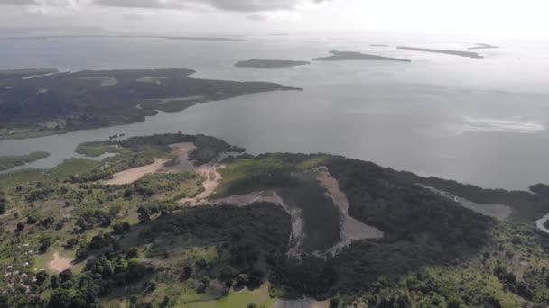 Aerial shot of coast line at Pemba island, archipiélago de Zanzíbar. Colinas e islas en un clima particularmente nublado. — Vídeo de stock