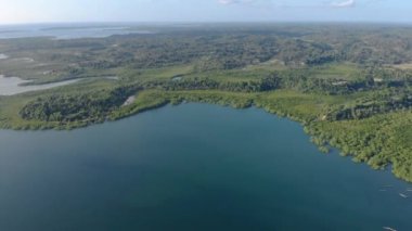 Pemba adasının panoramik görüntüsü, zanzibar takımadaları. Gün batımında Wete şehrinde liman