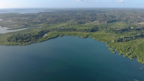 Foto panorámica aérea de la isla de Pemba, archipiélago de zanzibar. Puerto en la ciudad de Wete al atardecer — Vídeo de stock