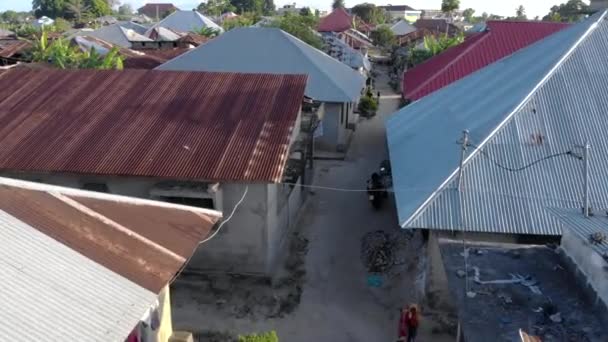 PEMBA, TANZANIA - JANUARY 2020: Letecký záběr živé čtvrti ve městě Wete na ostrově Pemba, souostroví zanzibar. — Stock video