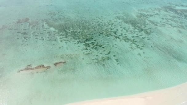 ザンジバル。ヌクペンダ島の雪の白い砂州の銀行で空のビーチ。１日に２,３時間しか現れない。空中ドローン撮影 — ストック動画