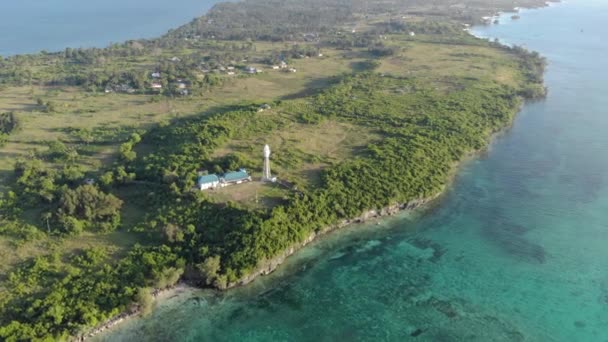 Pemandangan udara mercusuar di semenanjung Ras Kigomasha. Bagian utara Pulau Pemba, Zanzibar. Tanzania. Afrika. — Stok Video